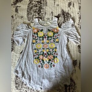 Rue21 Gray Floral Embroidered Short Sleeve Top